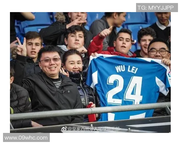 西班牙足球巨星荣耀回国引发球迷热烈欢迎与全国媒体高度关注